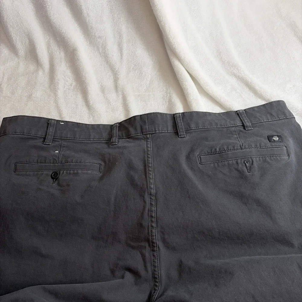 DockERS Men's Dark Gray Straight Fit Flat Front Khakis Chinos 46‎